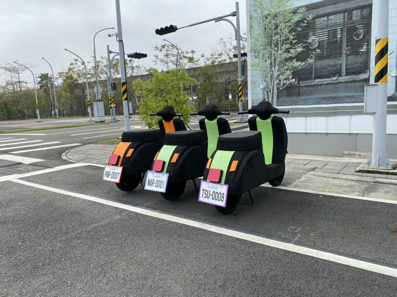 三台機車臨停白線