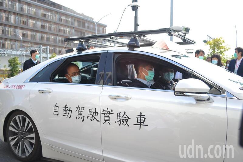 行政院長搭乘自駕實驗車