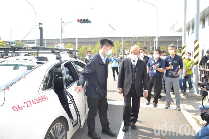 行政院長準備搭乘自駕實驗車